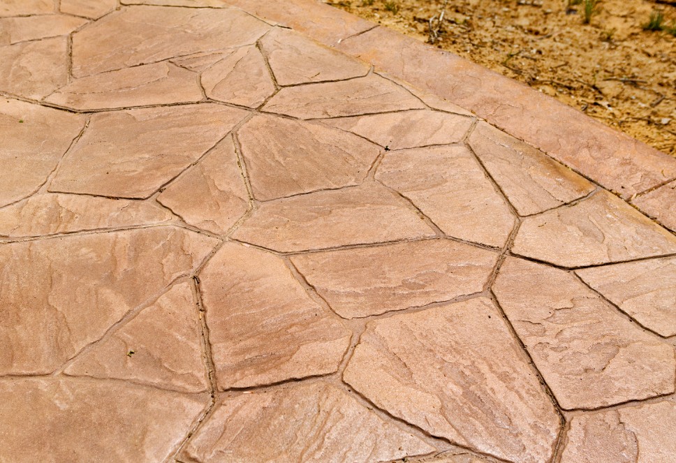 Pavimento de hormigón impreso con acabado imitación piedra y adoquín en Toledo