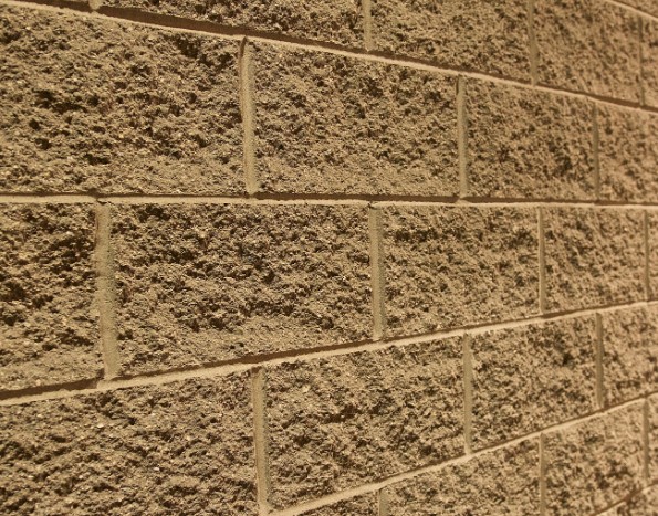 Revestimiento de hormigón impreso vertical en fachada