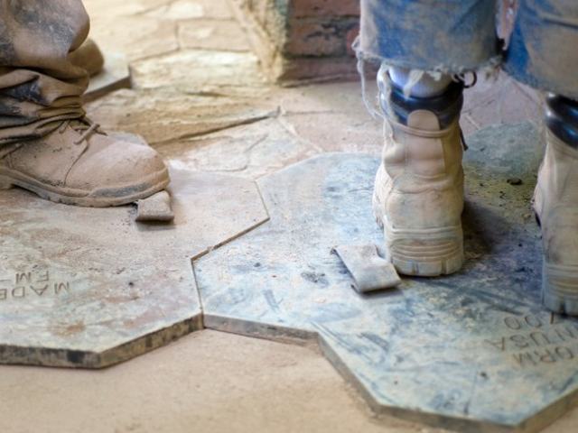 Estampado del molde sobre el hormigón fresco