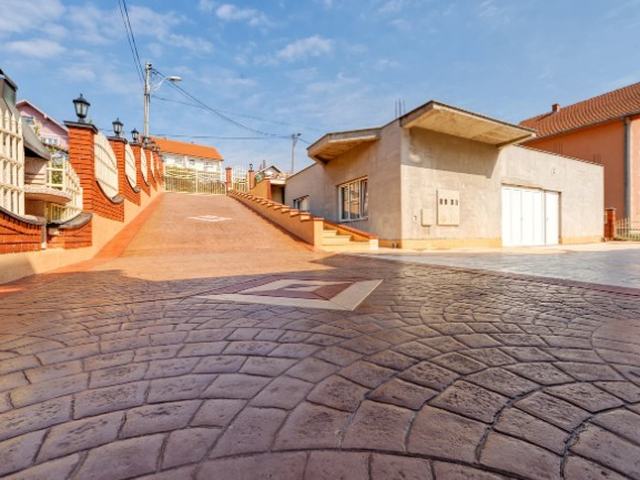 Calle privada terminada en hormigón impreso molde adoquín en abanico en Mora