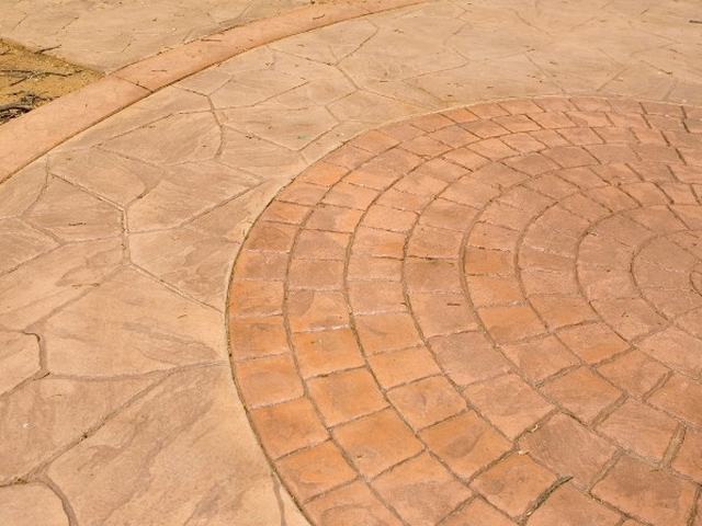 Patio terminado con rosetón circular de hormigón impreso en Sonseca
