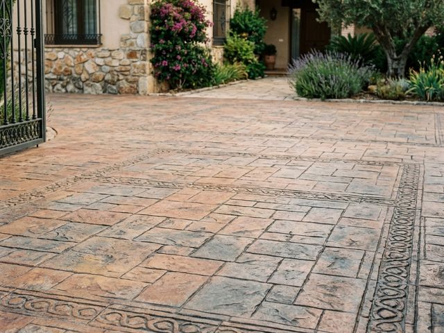 Patio de casa con hormigón impreso bien conservado